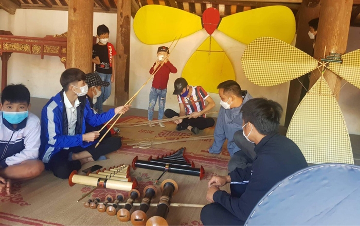 Dạy làm diều sáo ở lễ hội chùa Ón. 