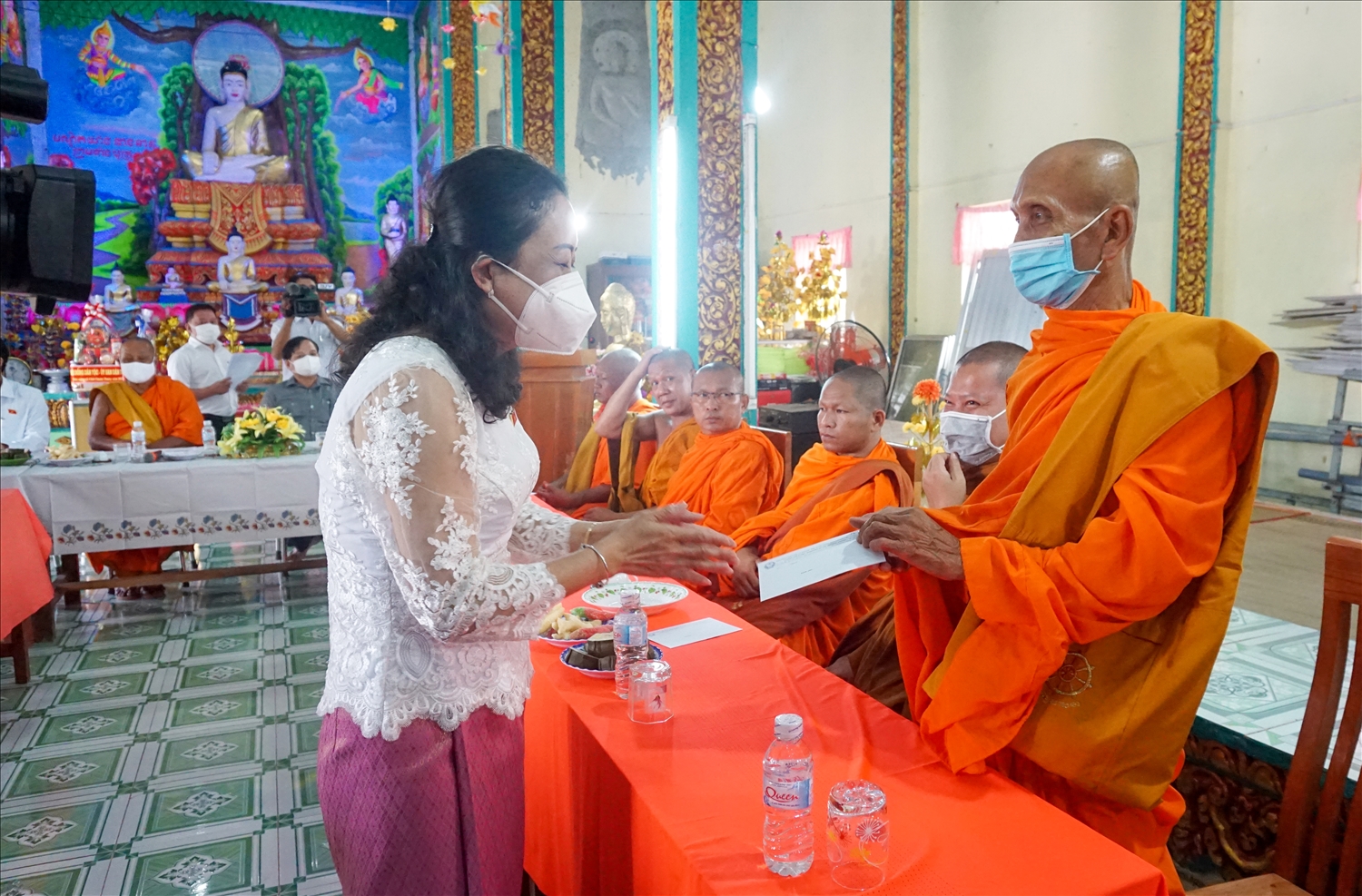 Phó Chủ tịch HĐDT của Quốc hội Trần Thị Hoa Ry trao quà đến Ban Quản trị chùa Đìa 