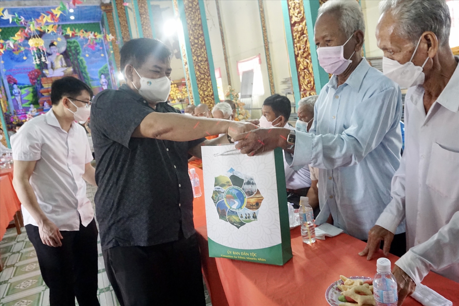 Thứ trưởng, Phó Chủ nhiệm UBDT Y thông trao quà đến Người có uy tín xã Vĩnh Phú Đông, huyện Phước Long
