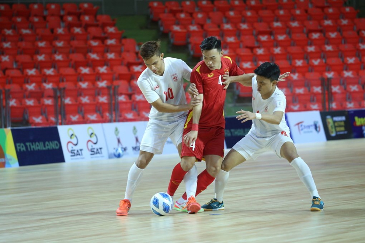 Các cầu thủ Việt Nam bị các cầu thủ Myanmar gây khó khăn bởi việc kèm rất chặt 