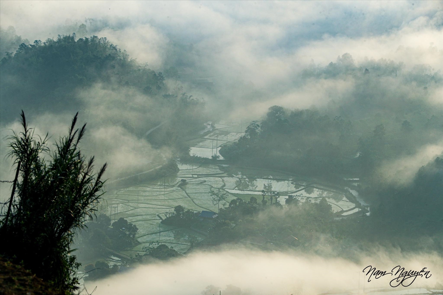 Bản Liền trong làn mây trắng bồng bềnh, sương mù phủ kín (ảnh: Nam Nguyễn)