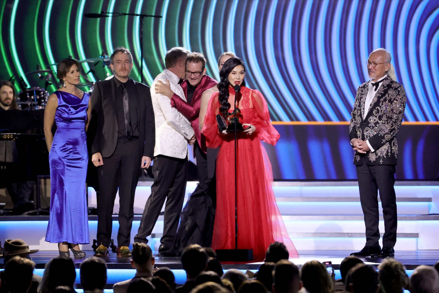 Nữ ca sĩ Teresa Mai (thứ hai từ phải), phát biểu cảm nghĩ khi là người gốc Việt đầu tiên thắng giải Grammy. (Ảnh: Matt Winkelmeyer/Getty Images)