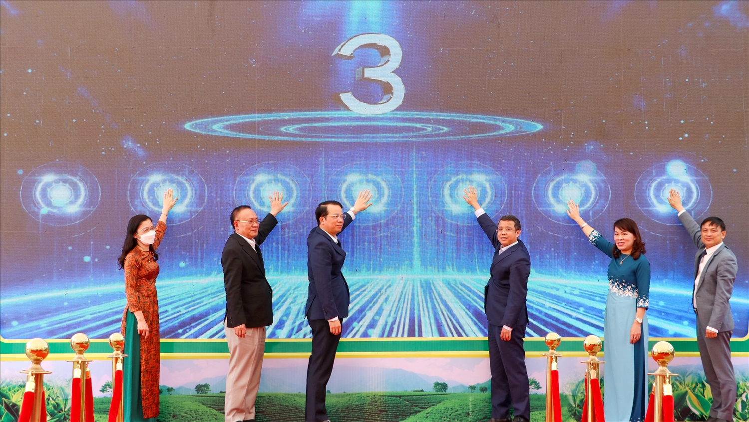 Các vị lãnh đạo tỉnh Thái Nguyên, lãnh đạo Tổng cục Du lịch nhấn nút khai trương khu Trải nghiệm về nguồn - ATK Thủ đô gió ngàn