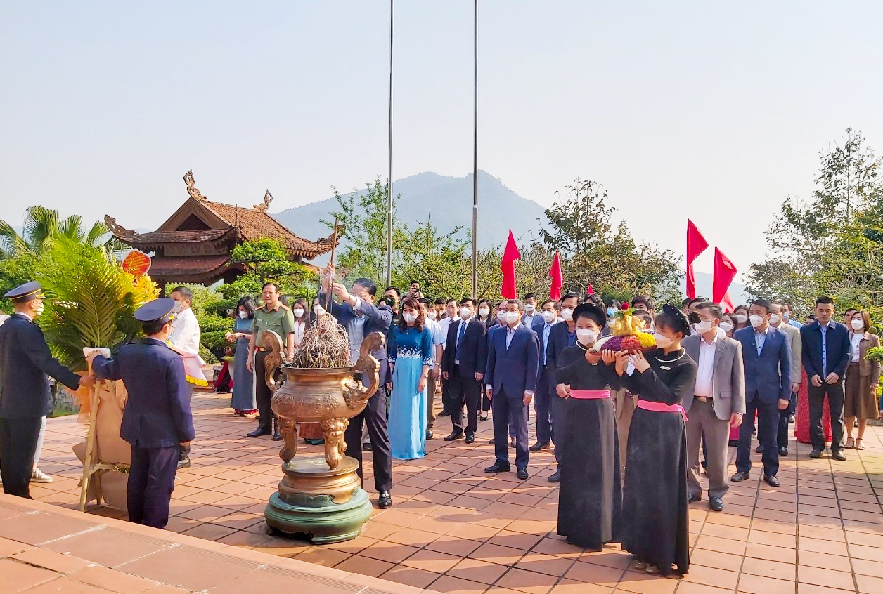 Các đại biểu đã thành kính dâng hương tưởng niệm Chủ tịch Hồ Chí Minh tại Nhà tưởng niệm Bác Hồ trên đỉnh Đèo De, thuộc xã Phú Đình