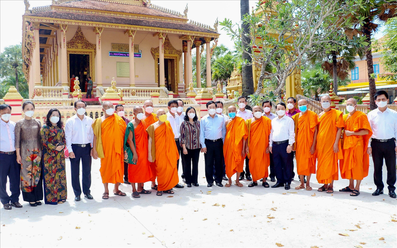 Lãnh đạo Đảng, Nhà nước, Ủy ban Dân tộc và các bộ, ngành thăm hỏi và chụp ảnh lưu niệm với các Hòa thượng, sư sãi, đồng bào dân tộc Khmer trong khuôn viên Chùa Kh’leang (TP. Sóc Trăng, tỉnh Sóc Trăng)