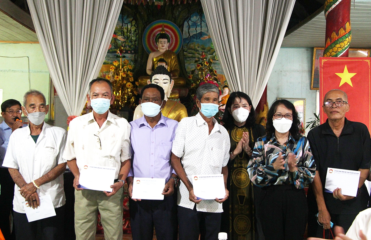 Thứ trưởng, Phó Chủ nhiệm Ủy ban Dân tộc Hoàng Thị Hạnh (thứ 2 từ bên phải qua) trao quà mừng năm mới đến Ban Quản chùa Sa Sà Ná Răng Xây