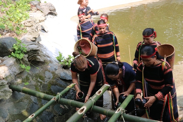Đồng bào Gia Rai tái hiện lễ cùng giọt nước tại Làng Văn hoá - Du lịch các dân tộc Việt Nam