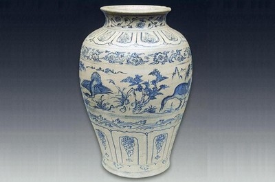 Bình gốm hoa lam vẽ thiên nga là tên gọi của một chiếc bình gốm thuộc sưu tập độc bản trong tàu cổ Cù Lao Chàm khai quật vào năm 1999 – 2000, hiện được lưu giữ ở Bảo tàng Lịch sử Quốc gia.