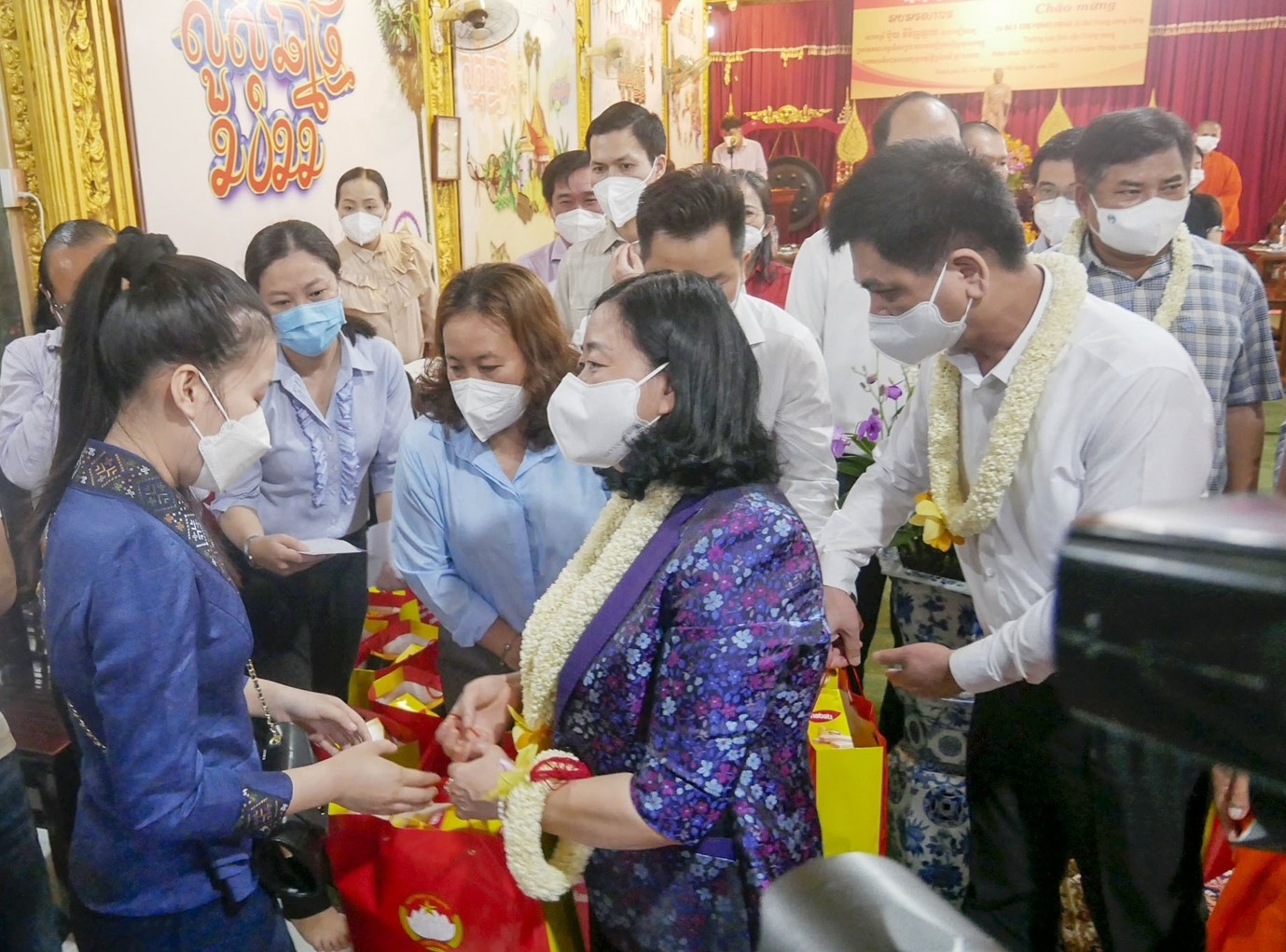 Các thành viên trong Đoàn công tác ân cần thăm hỏi, tặng quà cho bà con dân tộc Khmer tại chùa Candaransi (Quận 3, TP. Hồ Chí Minh)