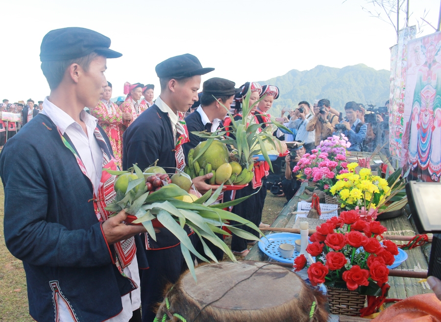 Trình diễn nghi lễ cúng Bàn Vương của người Dao đỏ xã Hồ Thầu.