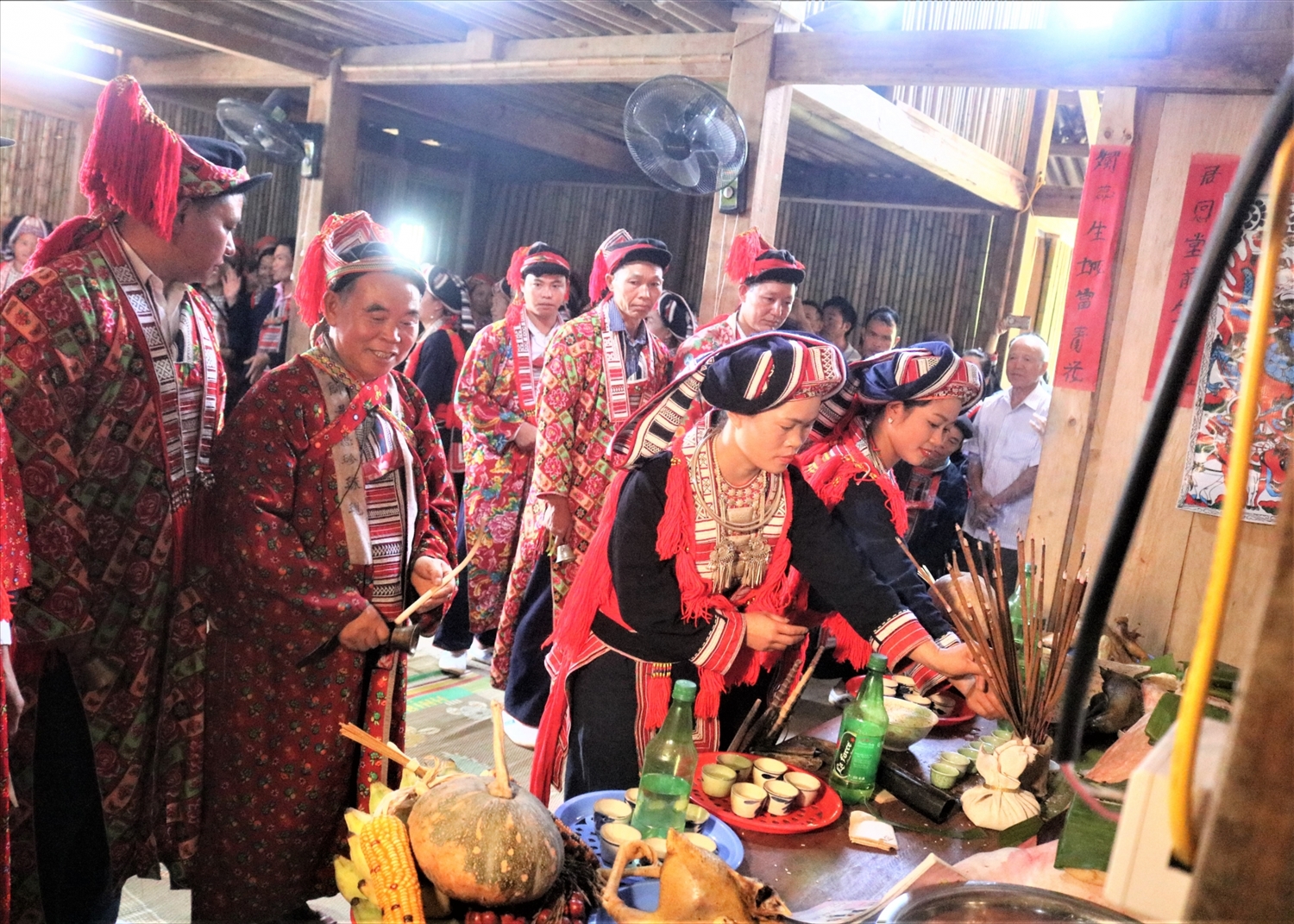 Dâng hương tại lễ cúng Bàn Vương của người Dao đỏ xã Hồ Thầu (Hoàng Su Phì)