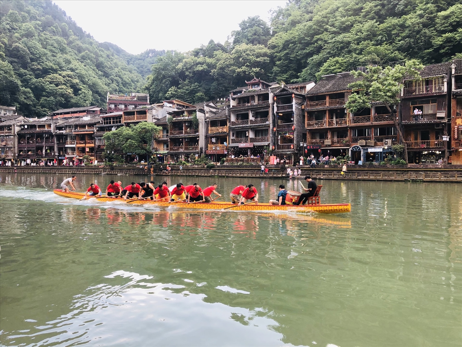 Sông Đà Giang cũng là nơi gắn bó với đời sống tinh thần của người dân nơi đây. Người dân tổ chức hoạt động đua thuyền trên sông. Ảnh: Thiên Bình 