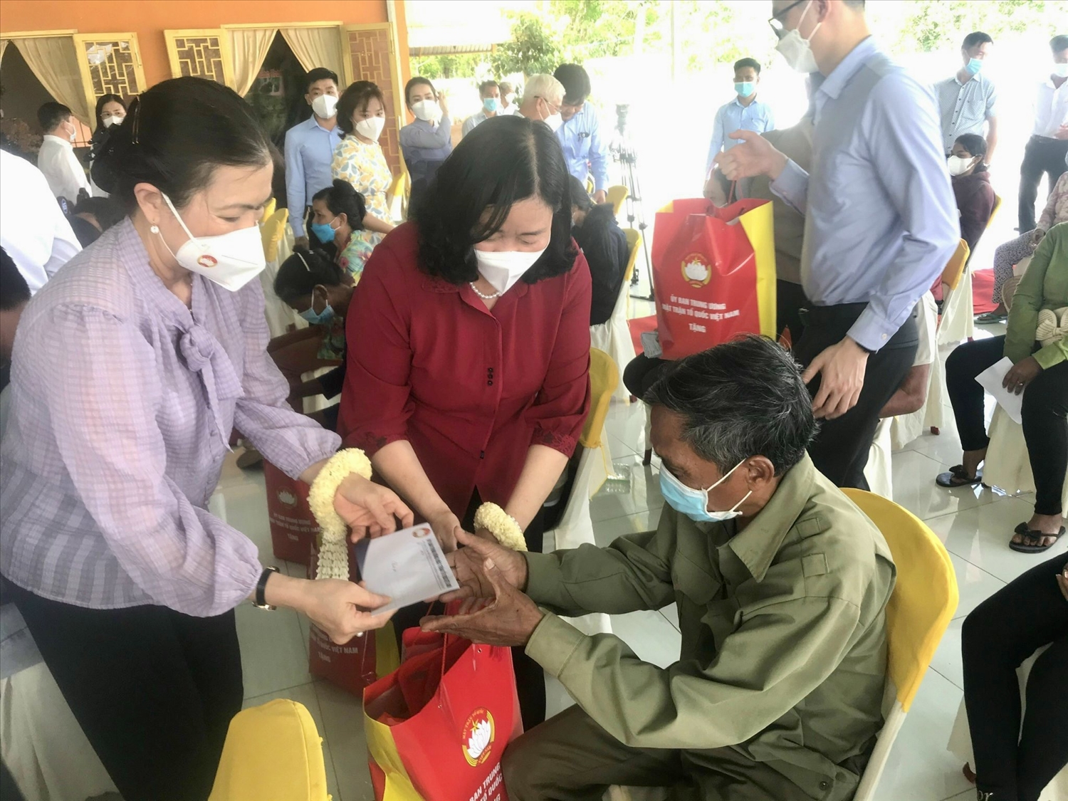 Đoàn công tác ân cần thăm hỏi, chúc Tết và tặng quà bà con đồng bào Khmer tại chùa Tông Kim Quang, huyện Phú Giáo, tỉnh Bình Dương