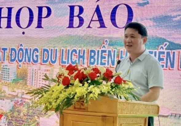 Ông Lê Sỹ Nghiêm, Chủ tịch UBND huyện Hoằng Hóa phát biểu tại buổi họp báo