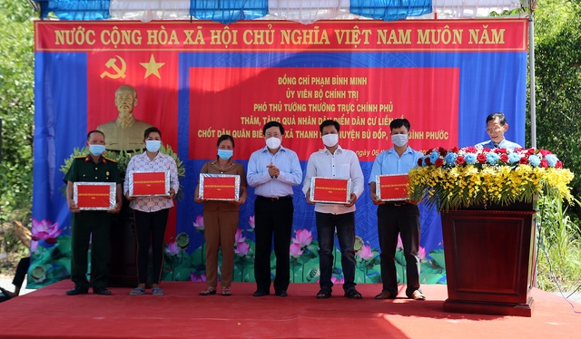 Phó Thủ tướng Thường trực tặng quà nhân dân Điểm dân cư liền kề chốt dân quân biên giới xã Thanh Hòa, huyện Bù Đốp, tỉnh Bình Phước - Ảnh: VGP/Hải Minh