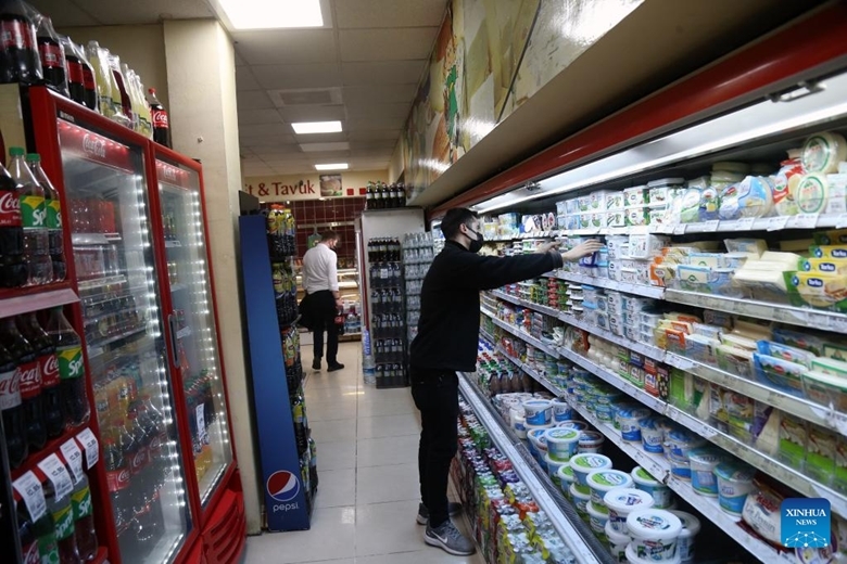  Người dân mua đi mua sắm tại một siêu thị ở thủ đô Ankara của Thổ Nhĩ Kỳ, ngày 4/4/2022. (Ảnh: Xinhua)