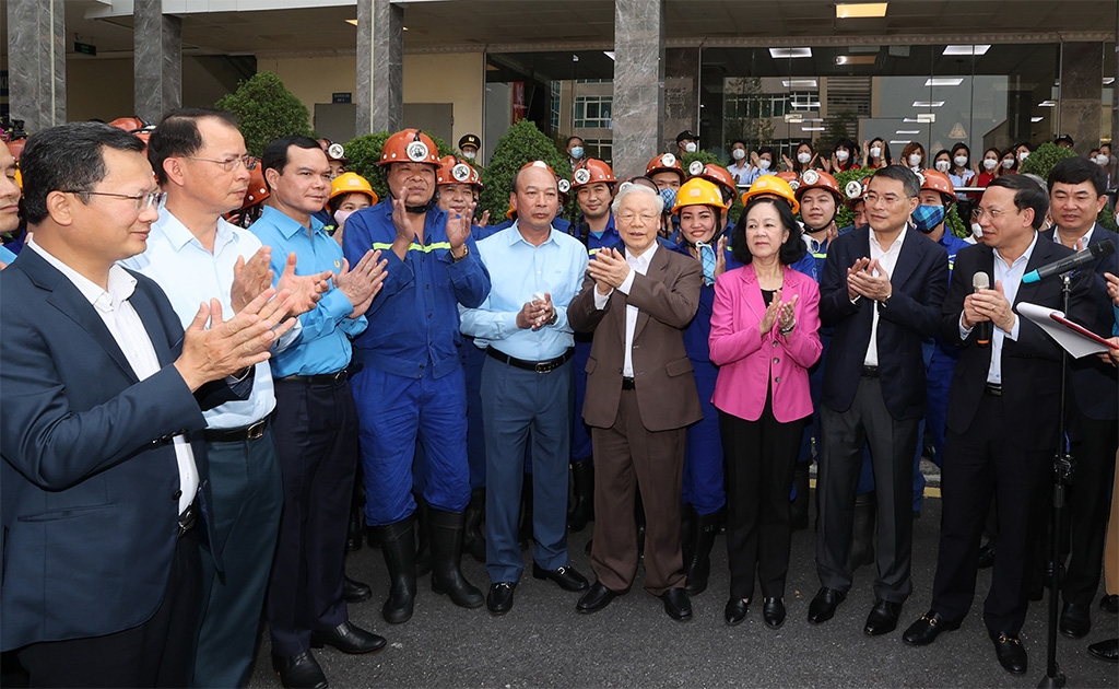Tổng Bí thư Nguyễn Phú Trọng thăm, động viên cán bộ, công nhân Công ty Cổ phần than Vàng Danh - Vinacomin tại khu tập thể 314 trước khi vào ca sản xuất Ảnh: Trí Dũng/TTXVN