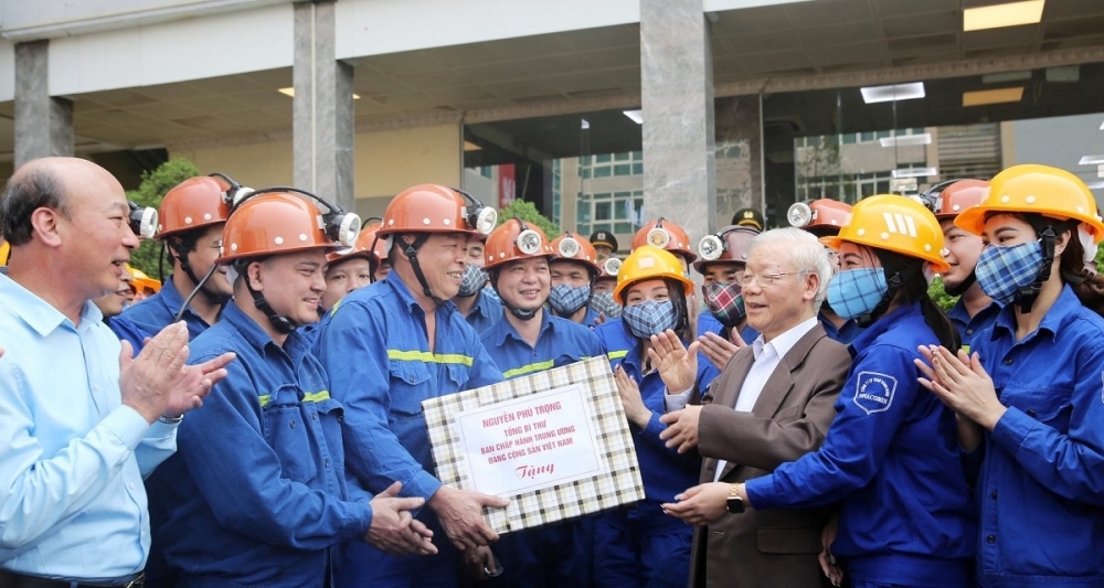Tổng Bí thư Nguyễn Phú Trọng tặng quà cho cán bộ, công nhân viên mỏ than Vàng Danh