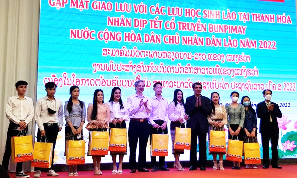 Các sinh viên Lào đang học tập tại tỉnh Thanh Hóa nhận quà tại buổi gặp mặt