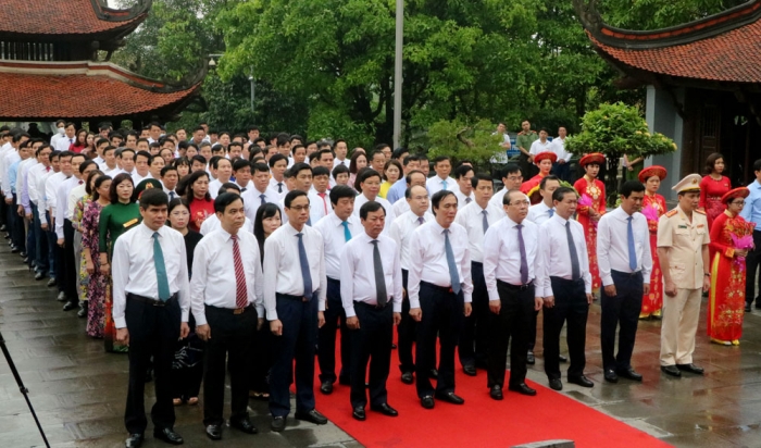 Các đại biểu dự lễ dâng hương Đức Quốc Tổ Lạc Long Quân (ảnh: phutho.gov.vn).