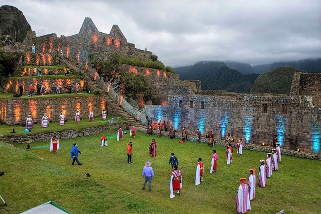 Các nghệ sĩ địa phương và du khách tham gia vào các buổi biểu diễn đặc biệt tại Thánh địa Machu Picchu năm 2020