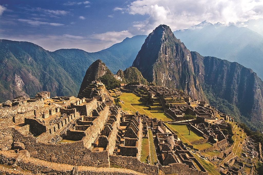 Thánh địa Machu Picchu nằm trên một sườn núi trong thung lũng Urubamba ở Peru