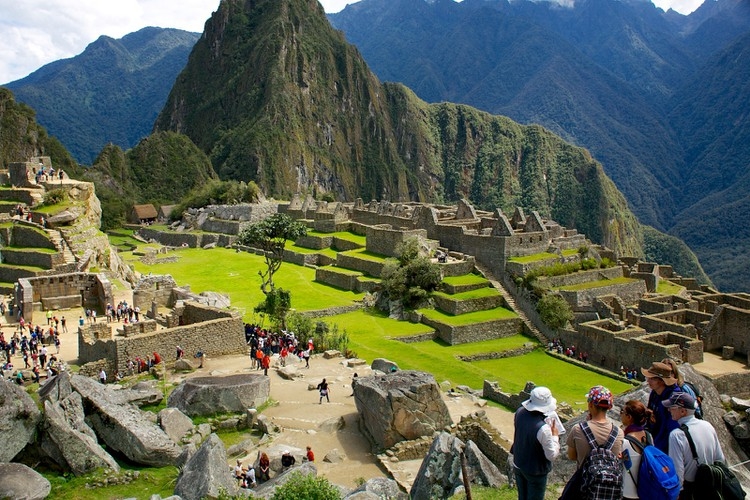 Du khách tham quan Thánh địa Machu Picchu