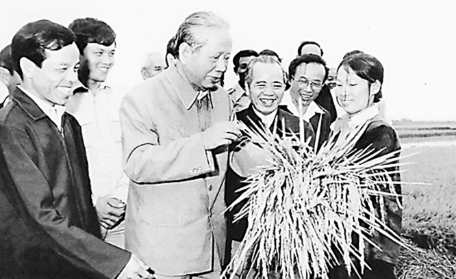 Tổng Bí thư Lê Duẩn gặp gỡ nông dân xã Điện Thọ, huyện Điện Bàn, tỉnh Quảng Nam (1985). Ảnh: TL