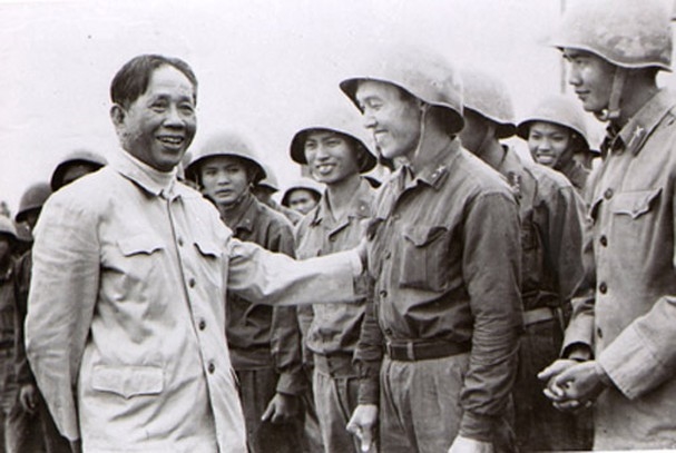 TBT Lê Duẩn gặp PTS. Lâm Ngọc Thiềm và các sinh viên ĐH Tổng hợp Hà Nội - những người rời giảng đường đến chiến hào vào tháng 5/1972.