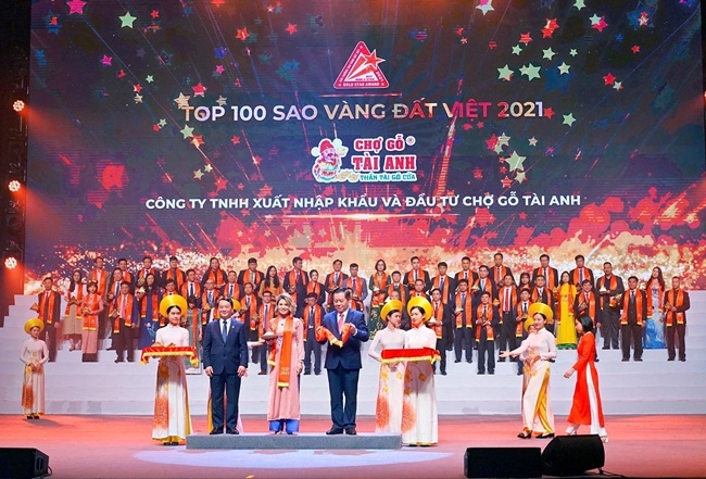 Bà Hà Thị Vân Giang, Tổng giám Công ty TNHH Xuất nhập khẩu và Đầu tư Chợ gỗ Tài Anh nhận Giải thưởng Top 100 Sao Vàng đất Việt năm 2021 (IT)