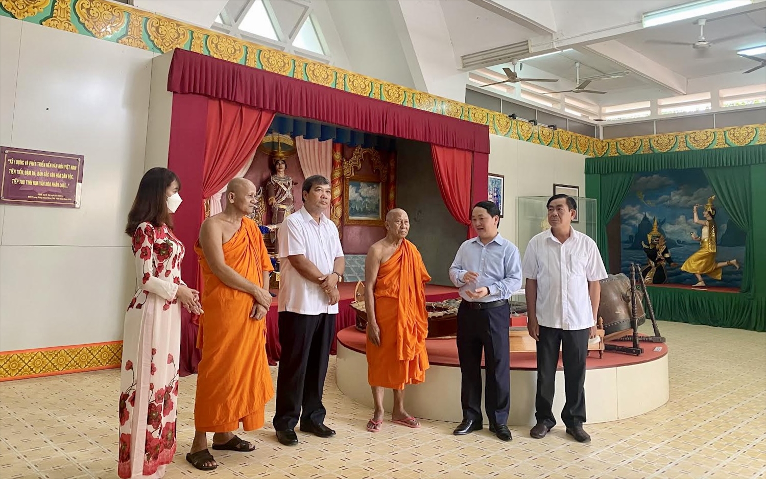 Bộ trưởng, Chủ nhiệm Hầu A Lềnh mong muốn lãnh đạo tỉnh Trà Vinh, Ban Quản lý Bảo tàng Văn hóa dân tộc Khmer tiếp tục quan tâm đến công tác sưu tầm, lưu giữ, góp phần gìn giữ và phát huy bản sắc văn hóa dân tộc Khmer trong dòng chảy văn hóa các dân tộc Việt Nam