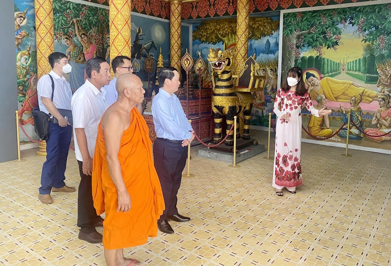 Bộ trưởng, Chủ nhiệm Hầu A Lềnh thăm Bảo tàng Văn hóa dân tộc Khmer 