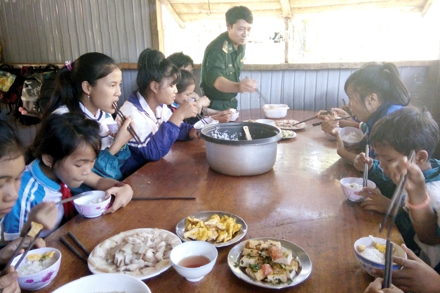 Bộ đội Biên phòng tỉnh Gia Lai đã triển khai mô hình “Bếp ăn tình thương” giúp các em học sinh DTTS có hoàn cảnh đặc biệt khó khăn được đến trường học tập.