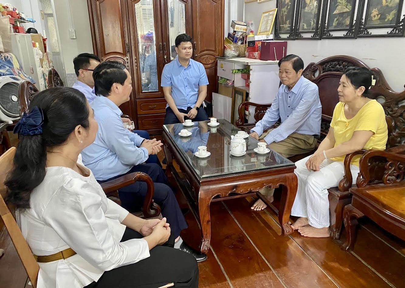 Bộ trưởng, Chủ nhiệm Ủy ban Dân tộc Hầu A Lềnh thăm hỏi, động viên ông Sơn Song Sơn, nguyên Thứ trưởng, Phó Chủ nhiệm Ủy ban Dân tộc
