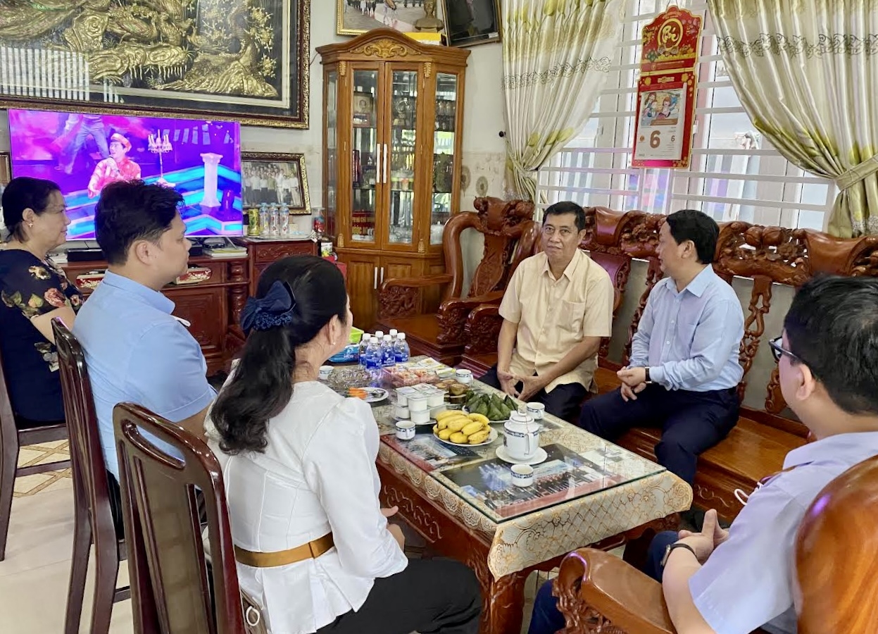 Bộ trưởng, Chủ nhiệm Ủy ban Dân tộc Hầu A Lềnh thăm hỏi, động viên ông Sơn Phước Hoan, nguyên Thứ trưởng, Phó Chủ nhiệm Ủy ban Dân tộc