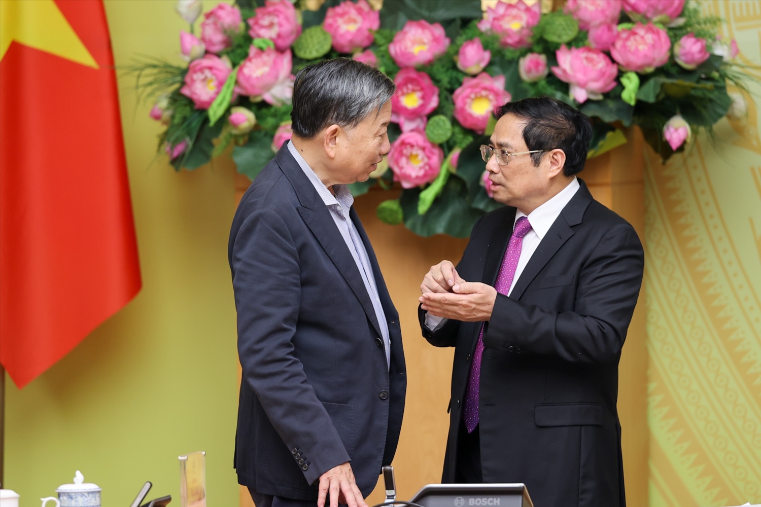 Thủ tướng Phạm Minh Chính trao đổi với Bộ trưởng Bộ Công Tô Lâm tại phiên họp - Ảnh: VGP/Nhật Bắc