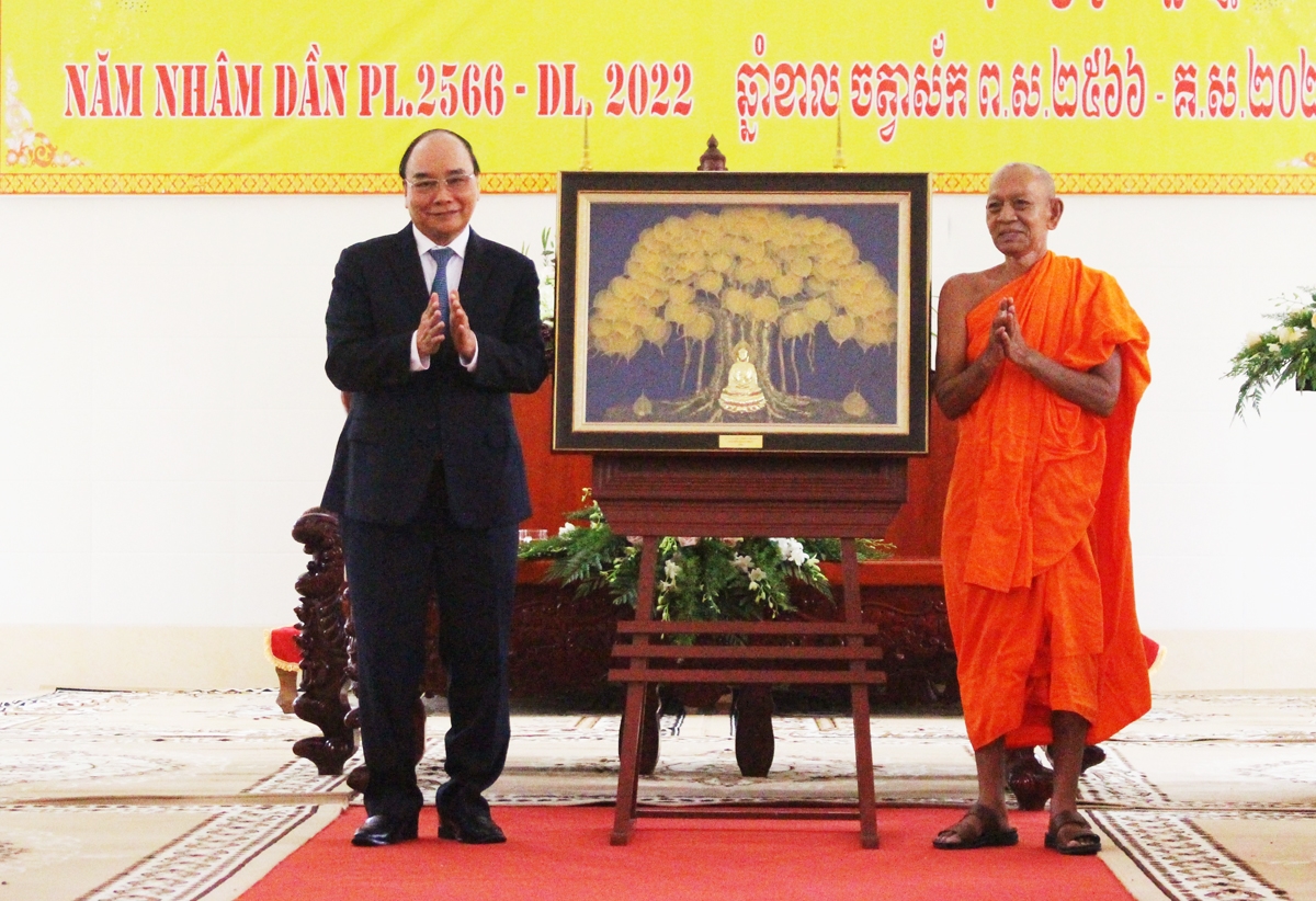 Hòa thượng Đào Như trao bức tượng Phật và Bồ đề đến Chủ tịch nước Nguyễn Xuân Phúc 