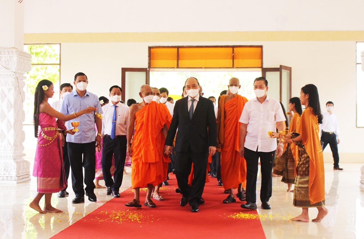 Các tăng sinh và phật tử chào đón Chủ tịch nước Nguyễn Xuân Phúc đến thăm Học viện 