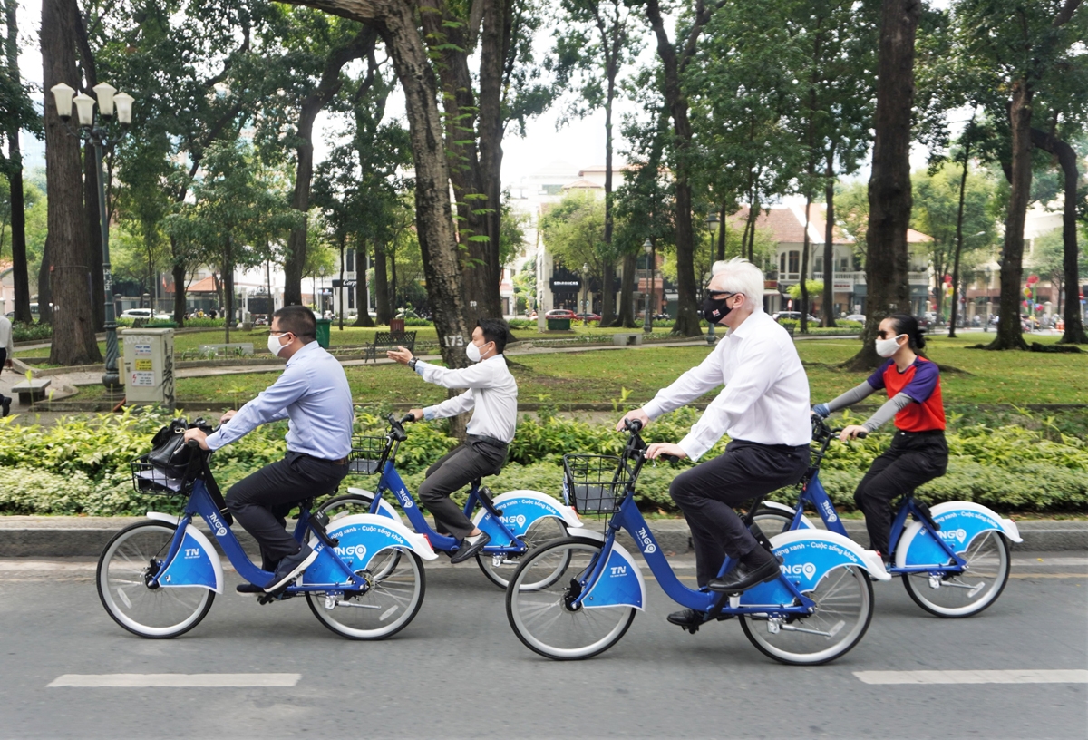 Ông Graham Stuart đạp xe đạp công cộng qua các điểm đặc trưng của TP. Hồ Chí Minh