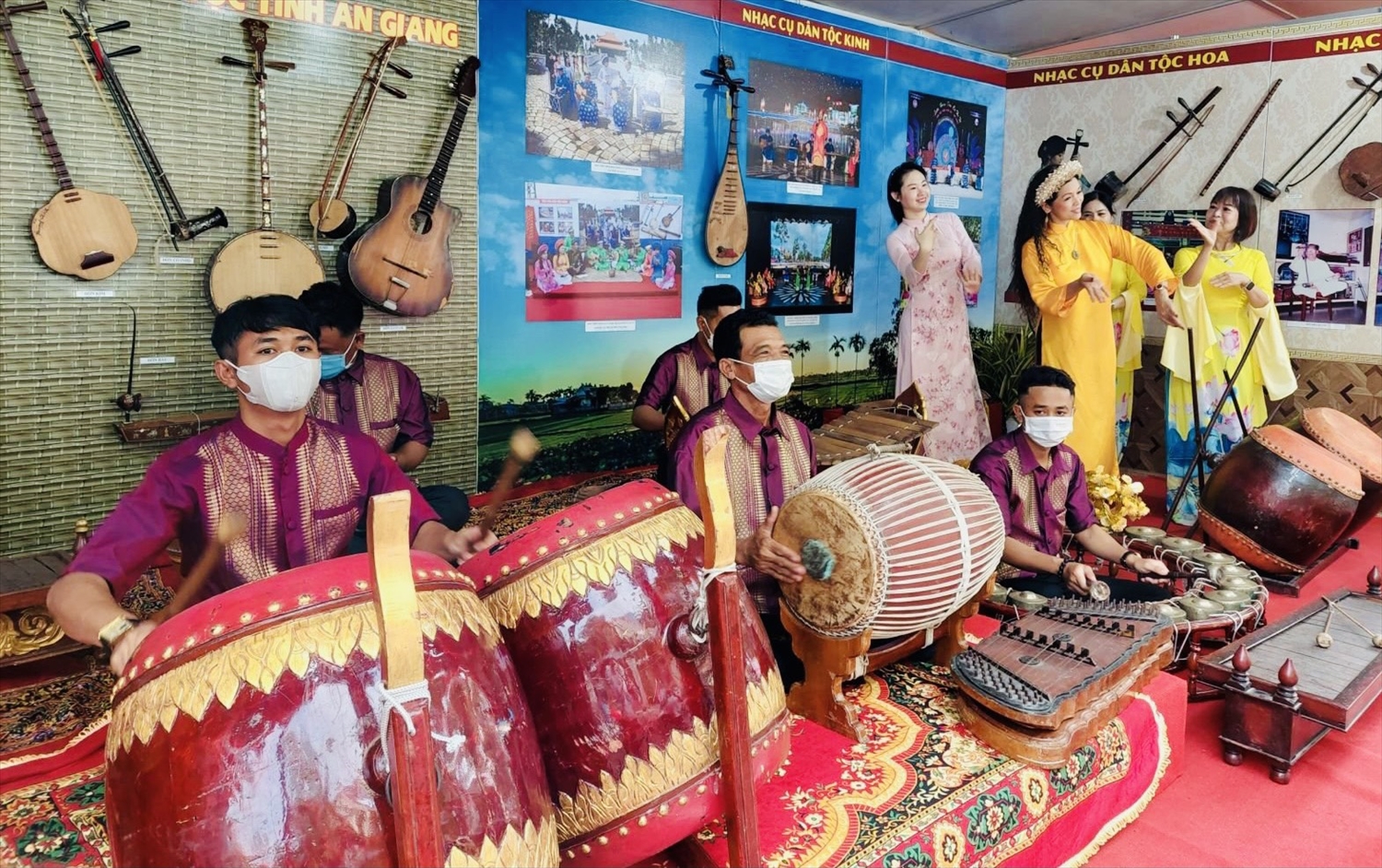 Nghệ nhân đến từ tỉnh An Giang trình tấu nhạc ngũ âm của đồng bào Khmer tại triển lãm (ảnh: Duy Khôi).