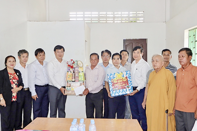 Đoàn công tác thăm tặng quà cho Hội Khmer - Việt Nam chi nhánh tỉnh Prey Veng