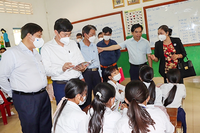 Thăm hỏi tình hình học tập của các em tại Trường Tiểu học hữu nghị Khmer - Việt Nam