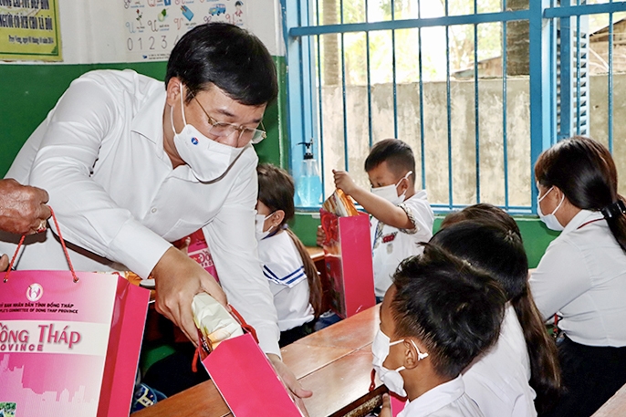 Ông Lê Quốc Phong Bí thư tỉnh Đồng Tháp tặng quà cho học sinh ở Trường Tiểu học hữu nghị Khmer - Việt Nam