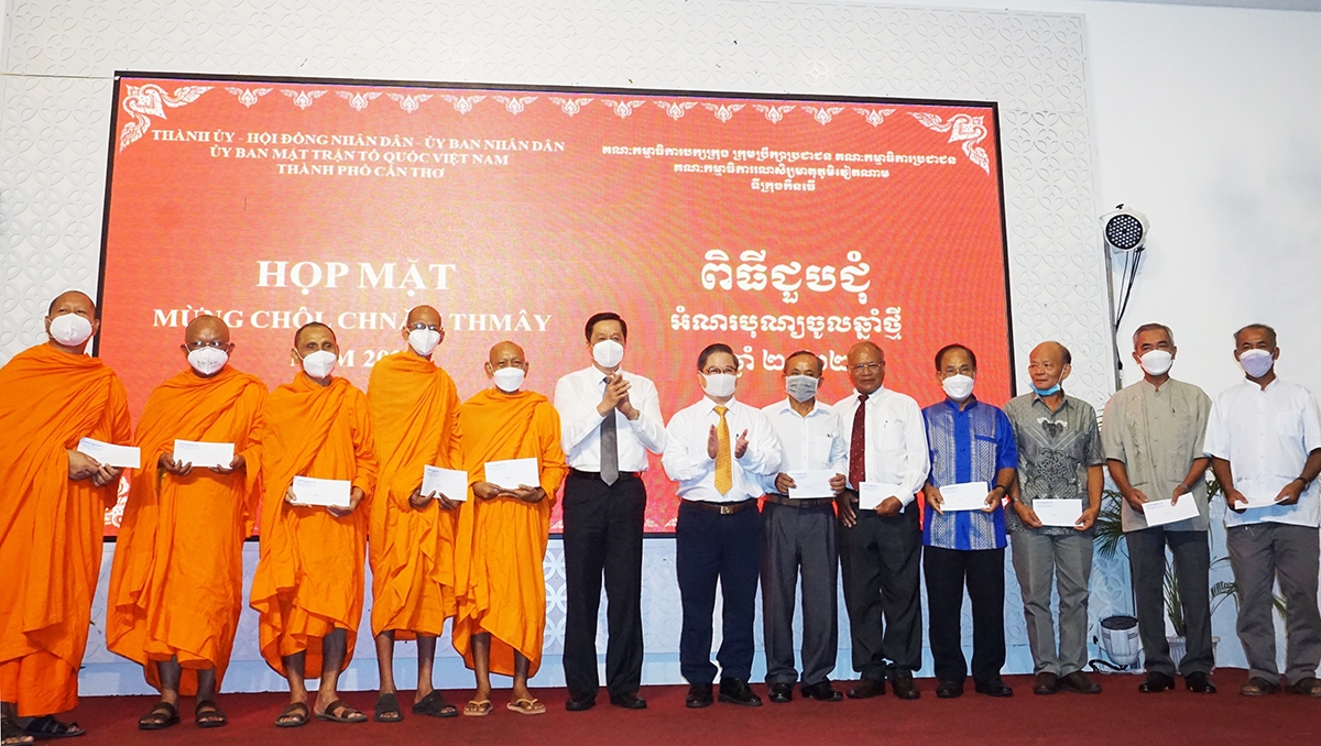 Ông Phạm Văn Hiểu và ông Trần Việt Trường trao quà mừng năm mới đến các vị Hòa Thượng, Thượng tọa và trụ trì chùa Khmer trên địa bàn TP. Cần Thơ