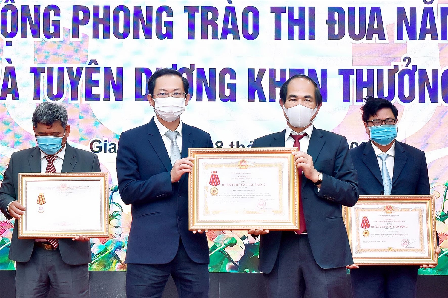 Thừa ủy quyền của Chủ tịch nước, lãnh đạo tỉnh Gia Lai trao Huân chương Độc lập hạng Ba cho tập thể Ủy ban MTTQ Việt Nam tỉnh