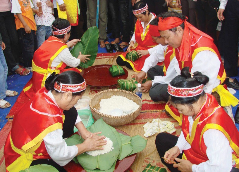 Người dân tham gia gói bánh chưng tại lễ Giỗ Tổ Hùng Vương 