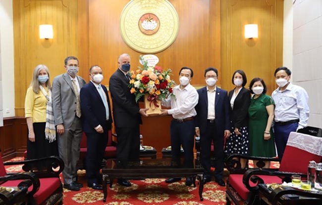 Giáo hội các Thánh hữu ngày sau của Chúa Giê Su Ky Tô tặng hoa chào, thăm Ủy ban Trung ương MTTQ Việt Nam
