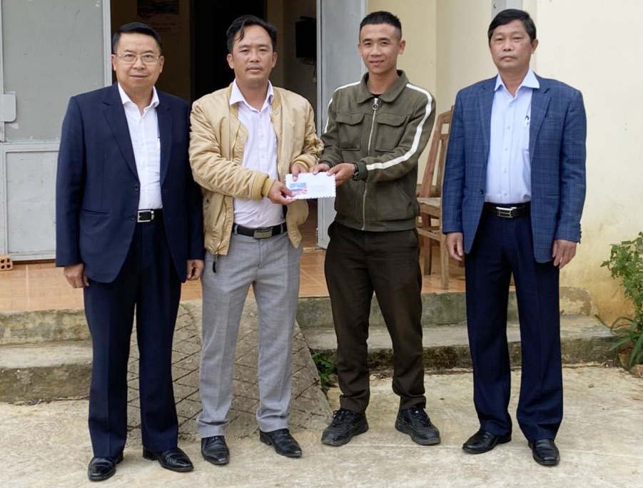 Ông Tôn Thiện San (đầu tiên bên trái) - Chủ tịch UBND Tp. Đà Lạt trao thưởng nóng cho lực lượng phát hiện, bắt giữ các đối tượng phá rừng