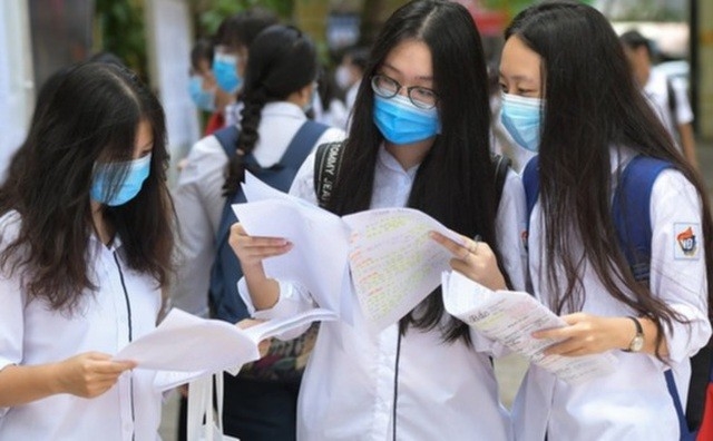 Học sinh ở TP. Hồ Chí Minh đăng ký nguyện vọng lớp 10 trực tiếp hoặc trực tuyến. Ảnh minh hoạ