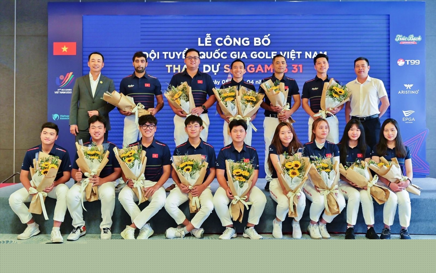 9 vận động viên trẻ của đội tuyển golf Việt Nam tham dự SEA Games 31 (hàng dưới). Ảnh: VGA
